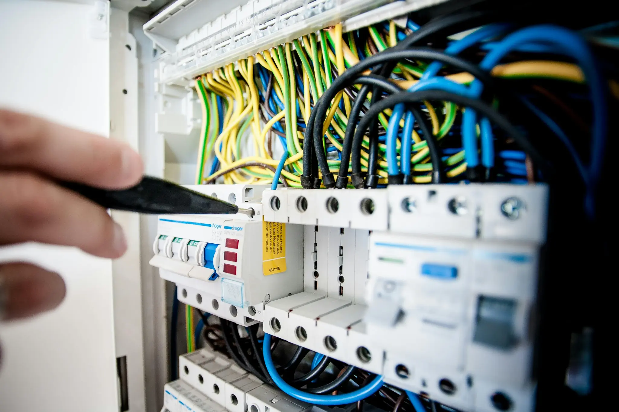 Elektrický rozvádzač s bezpečnostnými prvkami a kabelážou